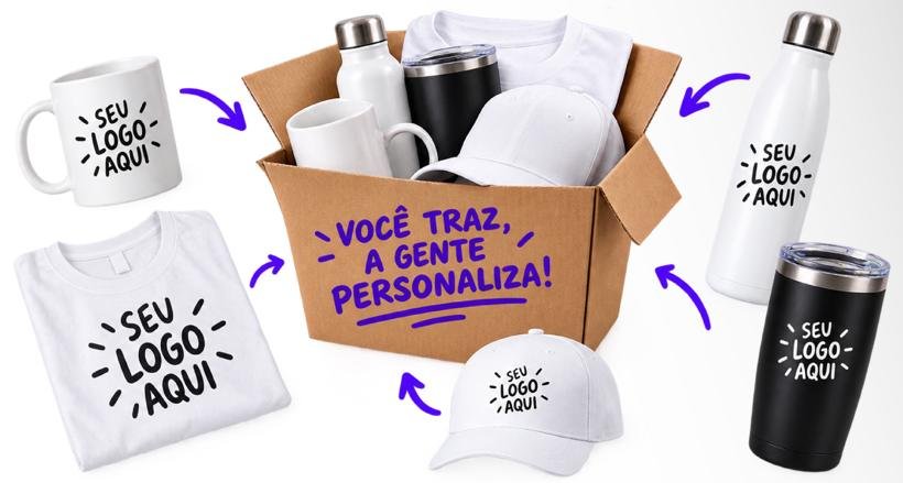 Caixa com camiseta, boné, caneca e garrafas brancas para personalizar
